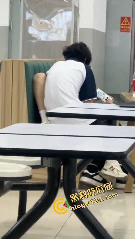 山西应用科技学院情侣在食堂开车！女的夹腿骑腰全程激情演出，你tm是在吃饭还是在拍无码片？  第6张