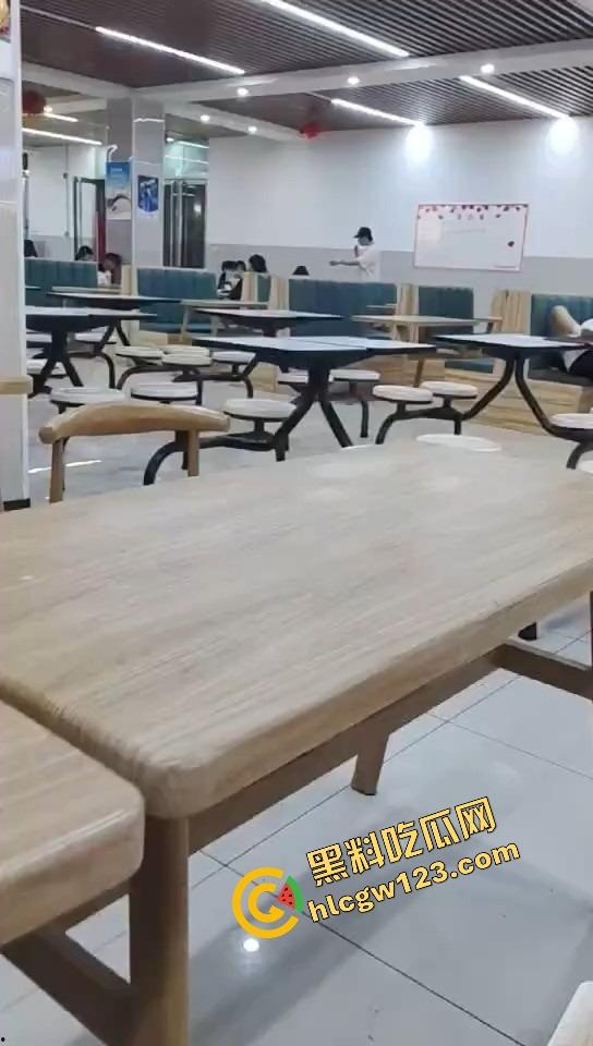 山西应用科技学院情侣在食堂开车！女的夹腿骑腰全程激情演出，你tm是在吃饭还是在拍无码片？  第7张