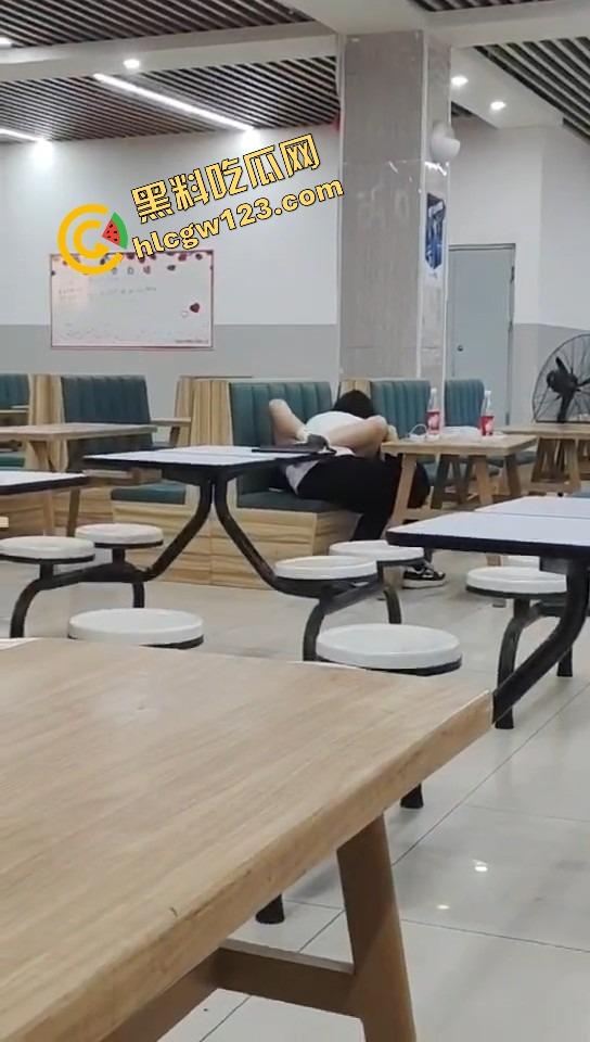 山西应用科技学院情侣在食堂开车！女的夹腿骑腰全程激情演出，你tm是在吃饭还是在拍无码片？  第8张