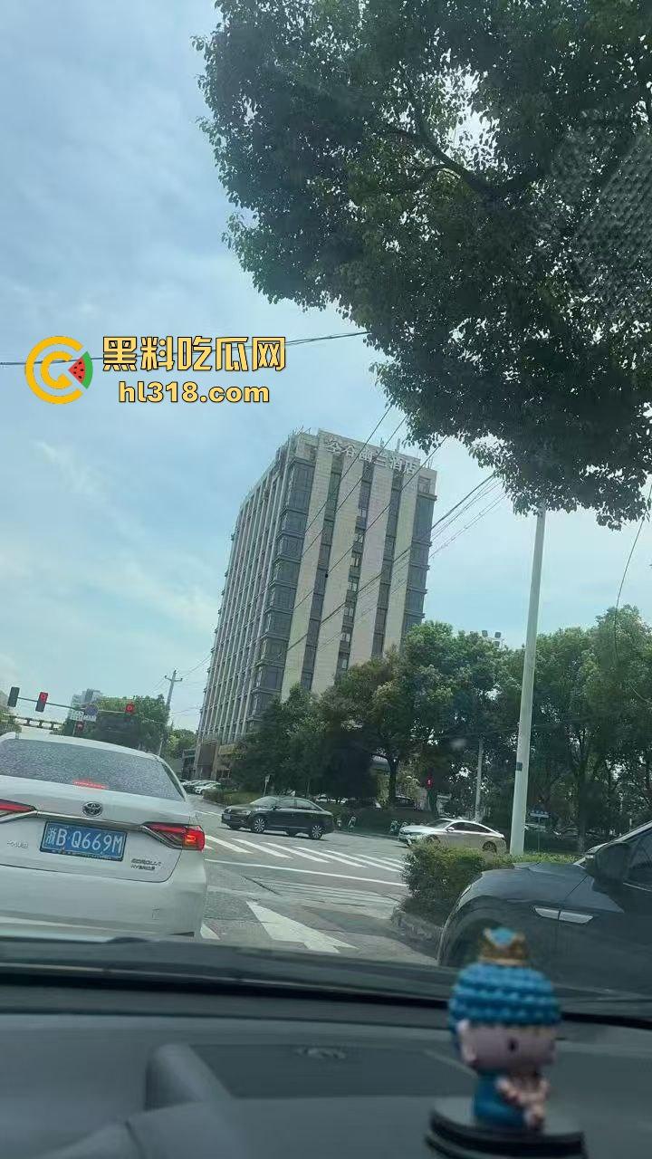 50万彩礼取新娘婚后秒出轨！男子召群里兄弟捉奸撑场面，进门发现早就完事了，这男小三也太快了吧！  第6张