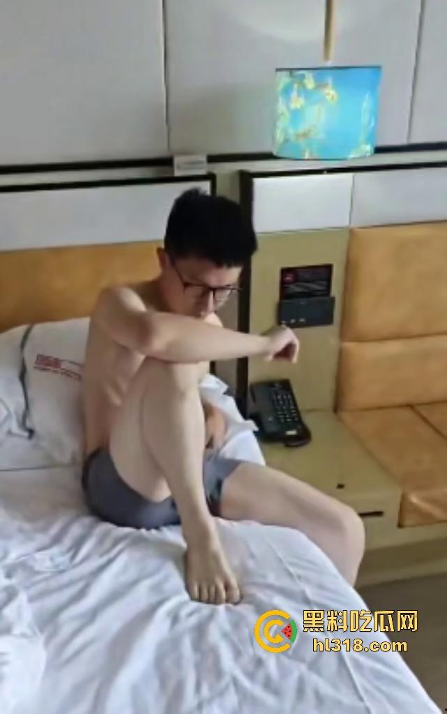 50万彩礼取新娘婚后秒出轨！男子召群里兄弟捉奸撑场面，进门发现早就完事了，这男小三也太快了吧！  第7张