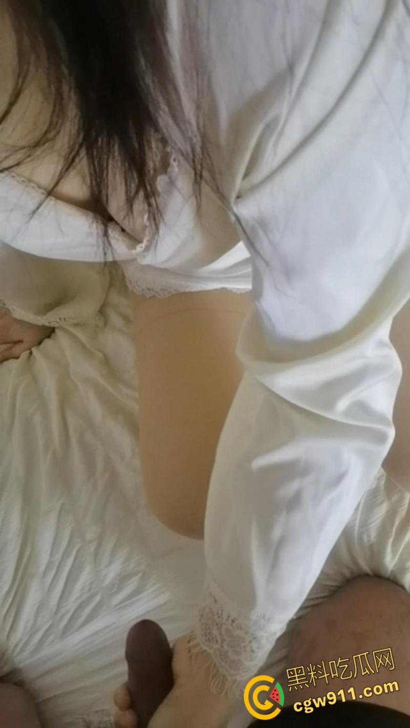 老婆为了挽回出轨的我,,穿上情趣睡衣性感丝袜,深喉口爆乳交调情,女人就应该被调教开发才好玩 ! 第3张 老婆为了挽回出轨的我,,穿上情趣睡衣性感丝袜,深喉口爆乳交调情,女人就应该被调教开发才好玩 ! 第3张