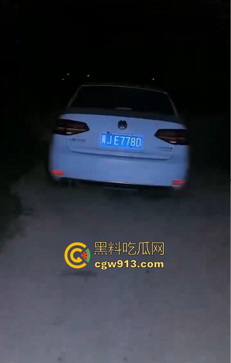 河北速腾车震现场视频曝光！路人深夜偶遇男女车内激情啪啪，车身摇晃明显，被发现后吓得慌不择路开车逃跑！  第1张