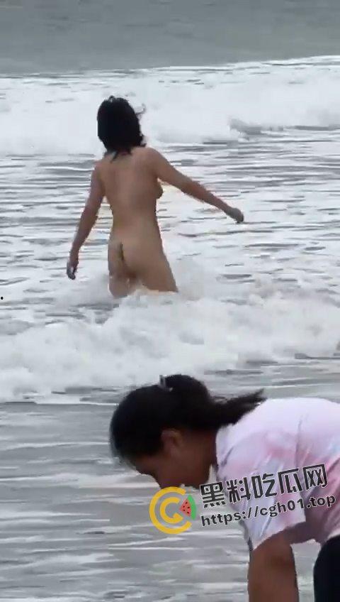 三亚沙滩裸体女郎原视频！当着小孩得面三点尽露 大胆拍照 鲍鱼泡海水 越泡越肥美啊  第5张