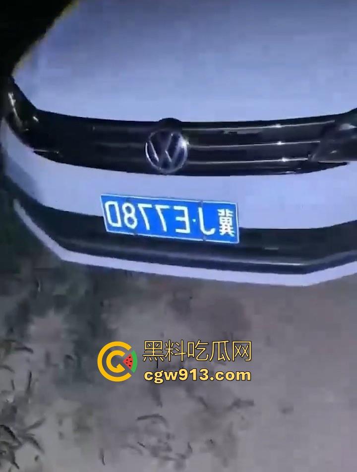 河北速腾车震现场视频曝光！路人深夜偶遇男女车内激情啪啪，车身摇晃明显，被发现后吓得慌不择路开车逃跑！  第3张