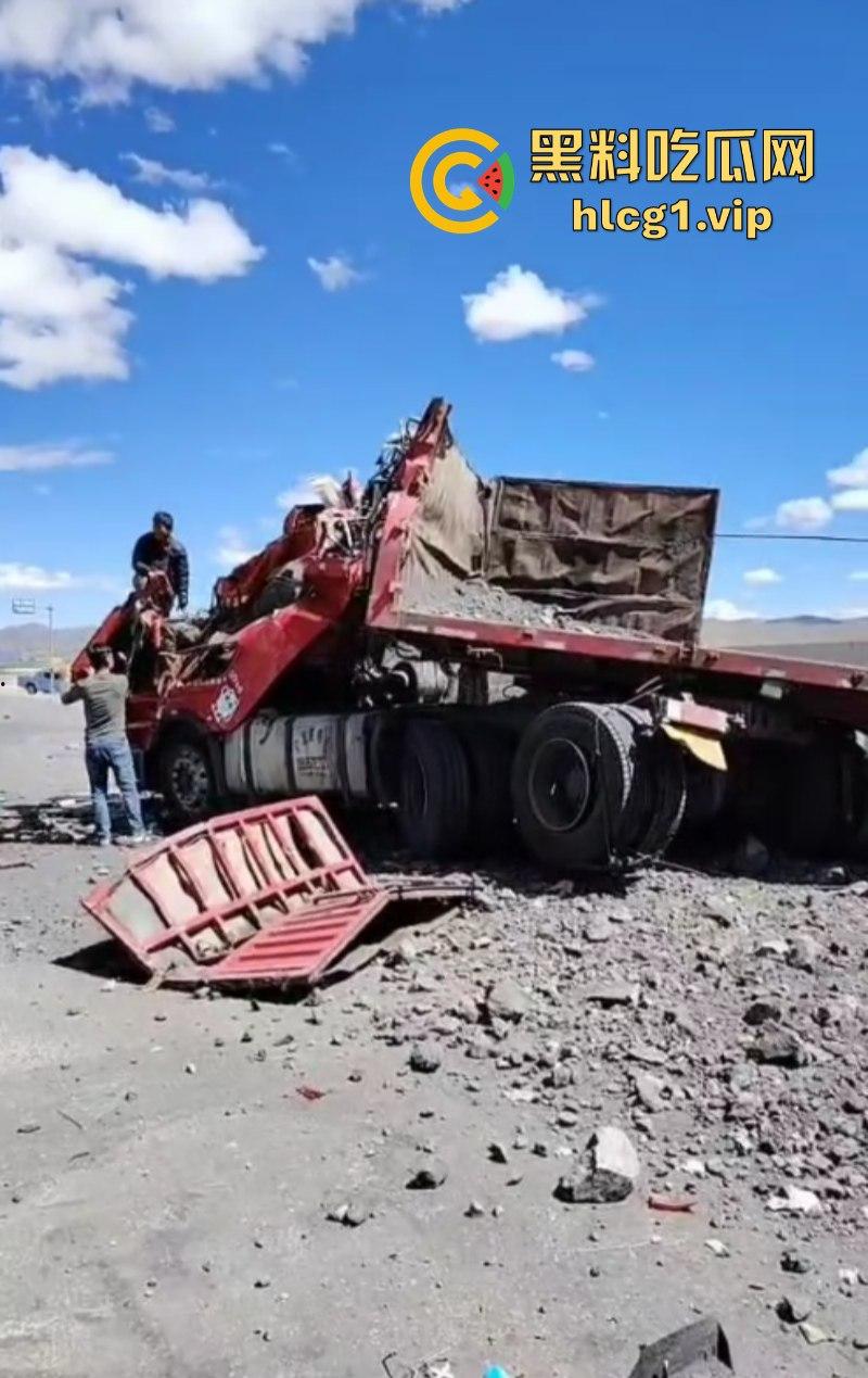 让人揪心！宁夏到西藏安多山高速公路发生惨烈事故 挂车相撞现场一片狼藉  第1张