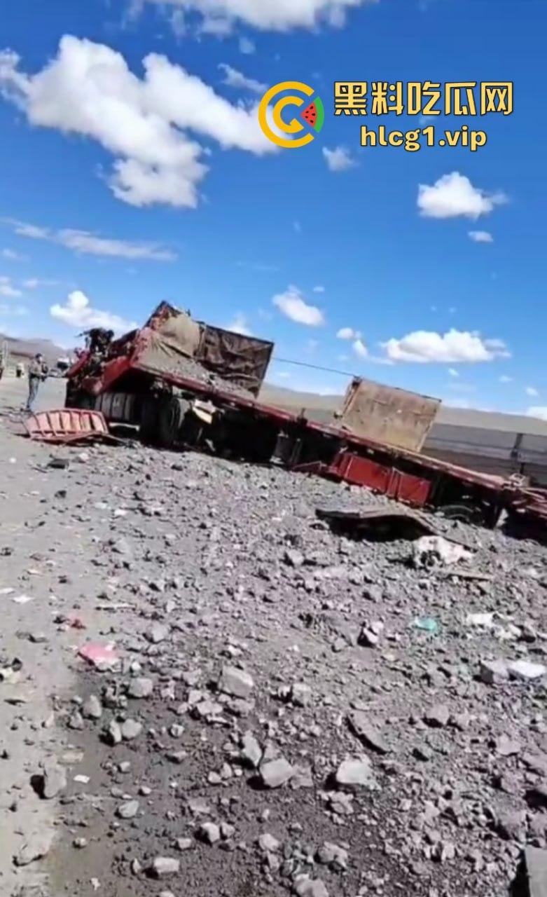 让人揪心！宁夏到西藏安多山高速公路发生惨烈事故 挂车相撞现场一片狼藉  第2张