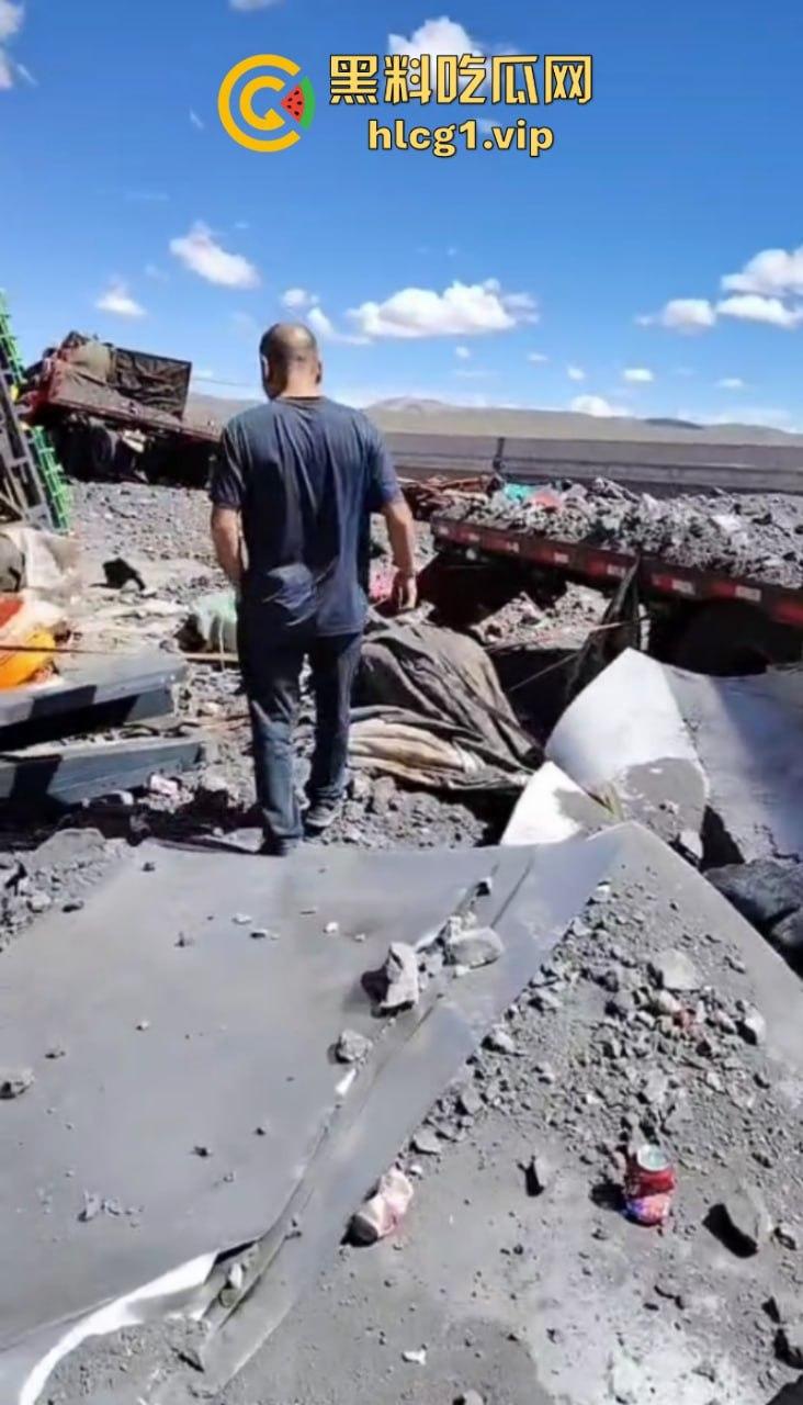 让人揪心！宁夏到西藏安多山高速公路发生惨烈事故 挂车相撞现场一片狼藉  第3张