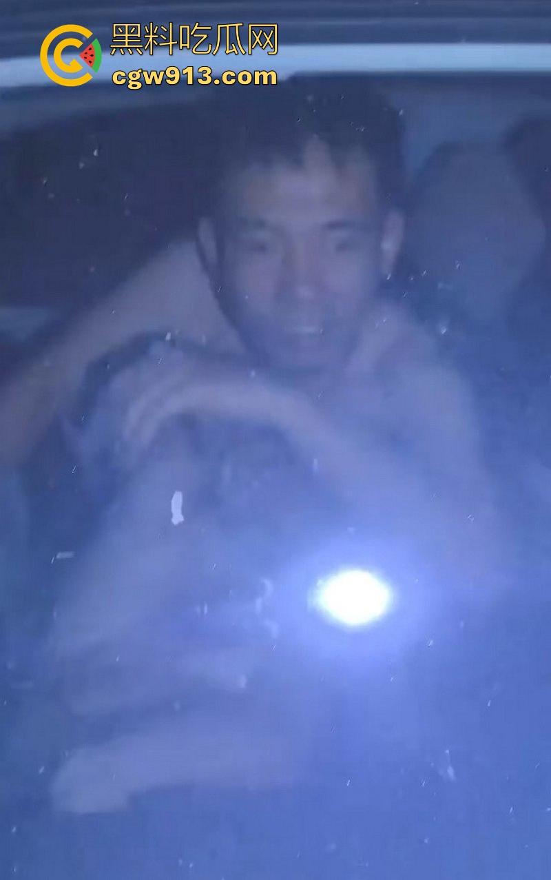 河北速腾车震现场视频曝光！路人深夜偶遇男女车内激情啪啪，车身摇晃明显，被发现后吓得慌不择路开车逃跑！  第8张