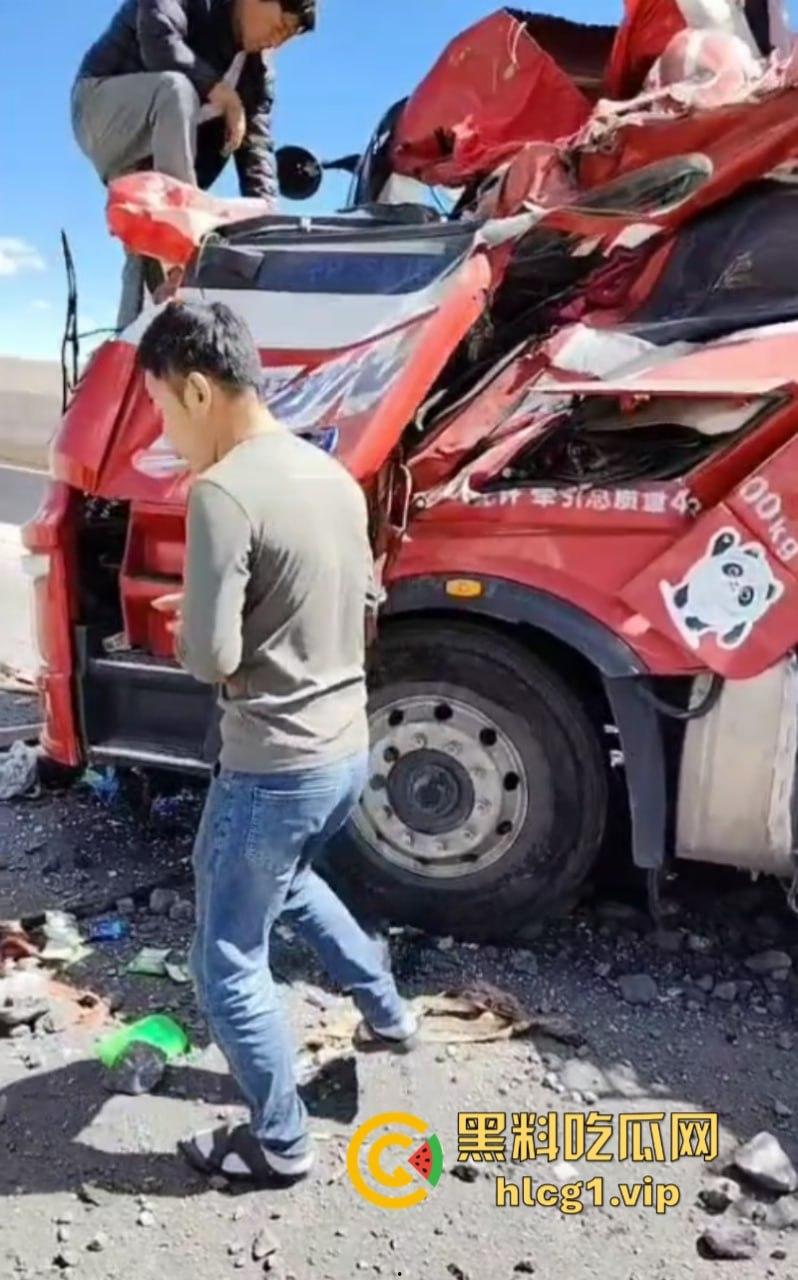 让人揪心！宁夏到西藏安多山高速公路发生惨烈事故 挂车相撞现场一片狼藉  第9张