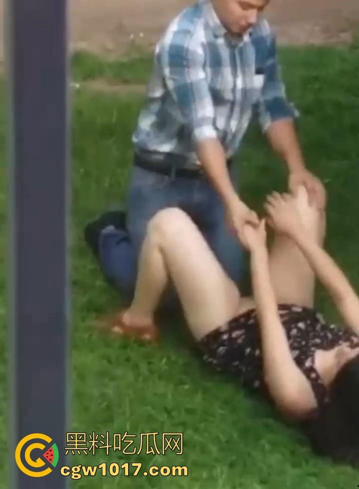 海外优雅绅士大白天上演草坪舔逼!从来没见过如此嚣张饥渴的老外,敞开双腿按着男主的头猛擦,离谱又刺激! 第5张 海外优雅绅士大白天上演草坪舔逼!从来没见过如此嚣张饥渴的老外,敞开双腿按着男主的头猛擦,离谱又刺激! 第5张