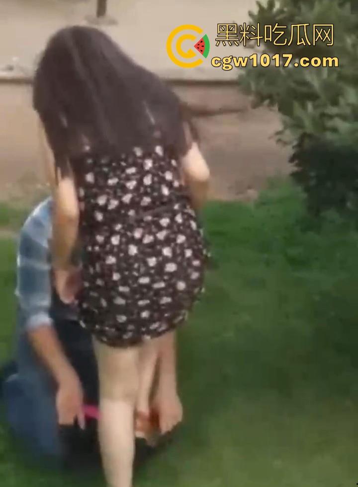 海外优雅绅士大白天上演草坪舔逼!从来没见过如此嚣张饥渴的老外,敞开双腿按着男主的头猛擦,离谱又刺激! 第7张 海外优雅绅士大白天上演草坪舔逼!从来没见过如此嚣张饥渴的老外,敞开双腿按着男主的头猛擦,离谱又刺激! 第7张