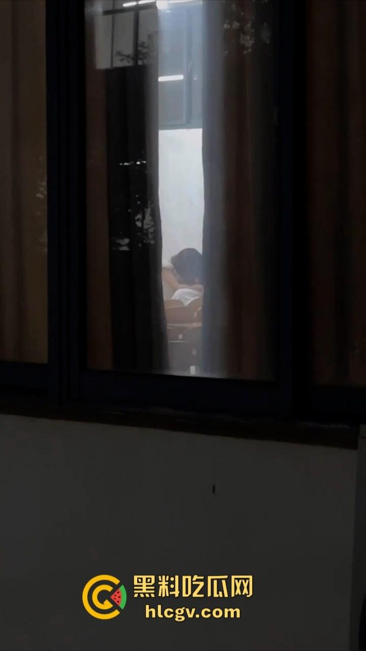 教室打急炮不拉帘 温州学院林玉婵与男友啪啪被同学全程拍到 第1张 教室打急炮不拉帘 温州学院林玉婵与男友啪啪被同学全程拍到 第1张