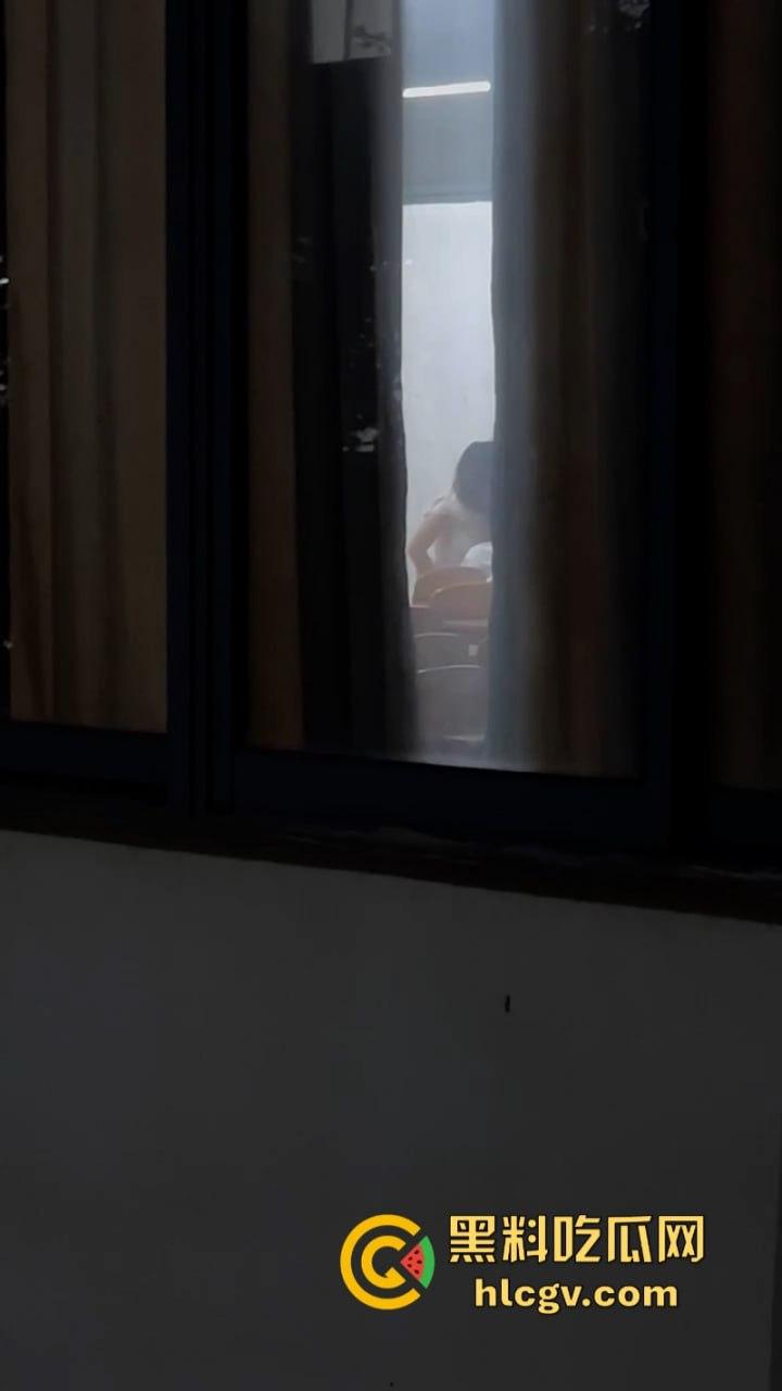 教室打急炮不拉帘 温州学院林玉婵与男友啪啪被同学全程拍到 第4张 教室打急炮不拉帘 温州学院林玉婵与男友啪啪被同学全程拍到 第4张