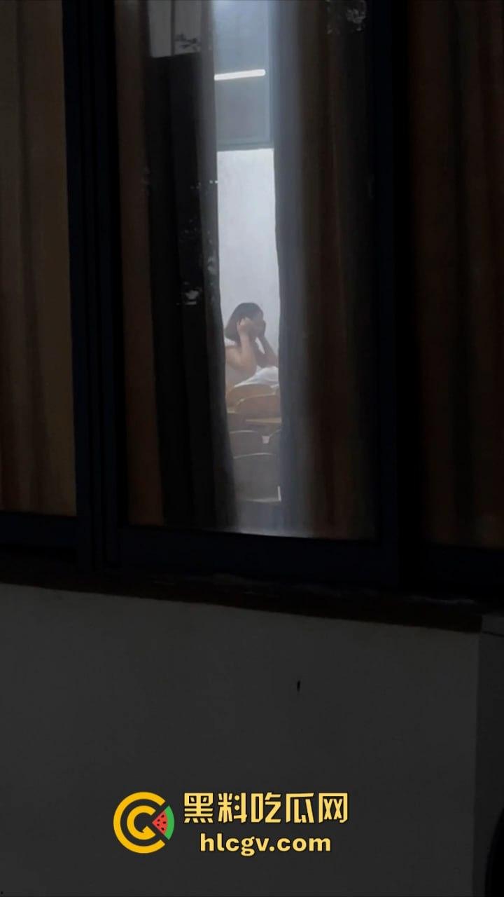教室打急炮不拉帘 温州学院林玉婵与男友啪啪被同学全程拍到 第5张 教室打急炮不拉帘 温州学院林玉婵与男友啪啪被同学全程拍到 第5张