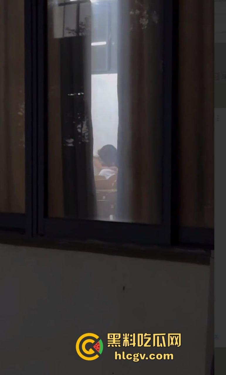 教室打急炮不拉帘 温州学院林玉婵与男友啪啪被同学全程拍到 第6张 教室打急炮不拉帘 温州学院林玉婵与男友啪啪被同学全程拍到 第6张