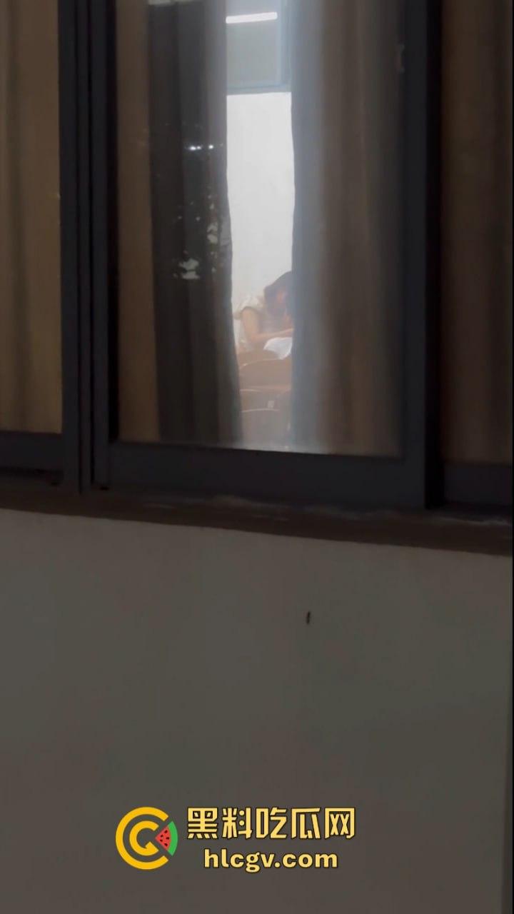 教室打急炮不拉帘 温州学院林玉婵与男友啪啪被同学全程拍到 第8张 教室打急炮不拉帘 温州学院林玉婵与男友啪啪被同学全程拍到 第8张