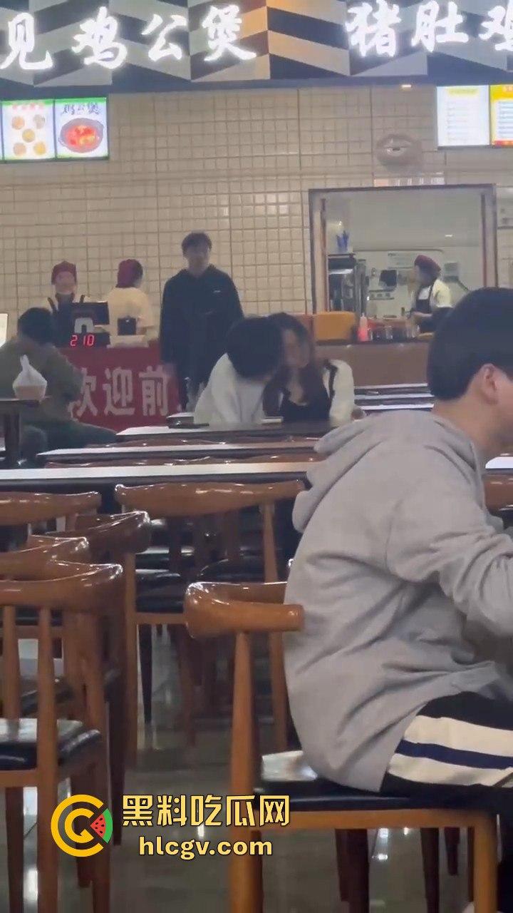 鸡公煲没来先抠逼!西安培华学院食堂大胆男女全程上演真人秀,吃瓜同学惊呆! 第3张 鸡公煲没来先抠逼!西安培华学院食堂大胆男女全程上演真人秀,吃瓜同学惊呆! 第3张