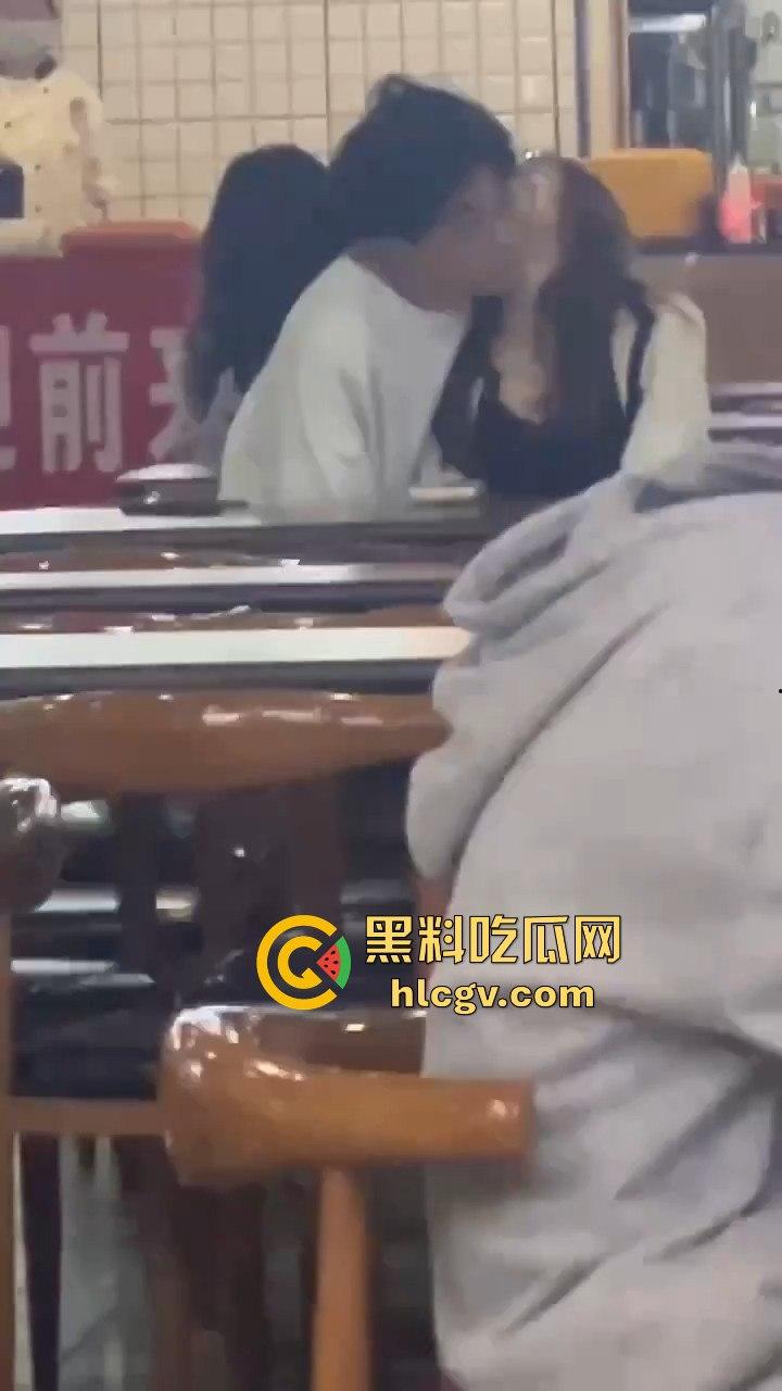 鸡公煲没来先抠逼!西安培华学院食堂大胆男女全程上演真人秀,吃瓜同学惊呆! 第6张 鸡公煲没来先抠逼!西安培华学院食堂大胆男女全程上演真人秀,吃瓜同学惊呆! 第6张