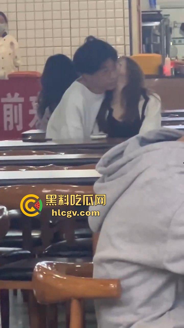 鸡公煲没来先抠逼!西安培华学院食堂大胆男女全程上演真人秀,吃瓜同学惊呆! 第7张 鸡公煲没来先抠逼!西安培华学院食堂大胆男女全程上演真人秀,吃瓜同学惊呆! 第7张