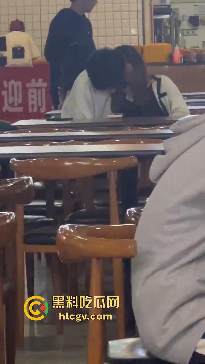 鸡公煲没来先抠逼!西安培华学院食堂大胆男女全程上演真人秀,吃瓜同学惊呆! 第9张 鸡公煲没来先抠逼!西安培华学院食堂大胆男女全程上演真人秀,吃瓜同学惊呆! 第9张