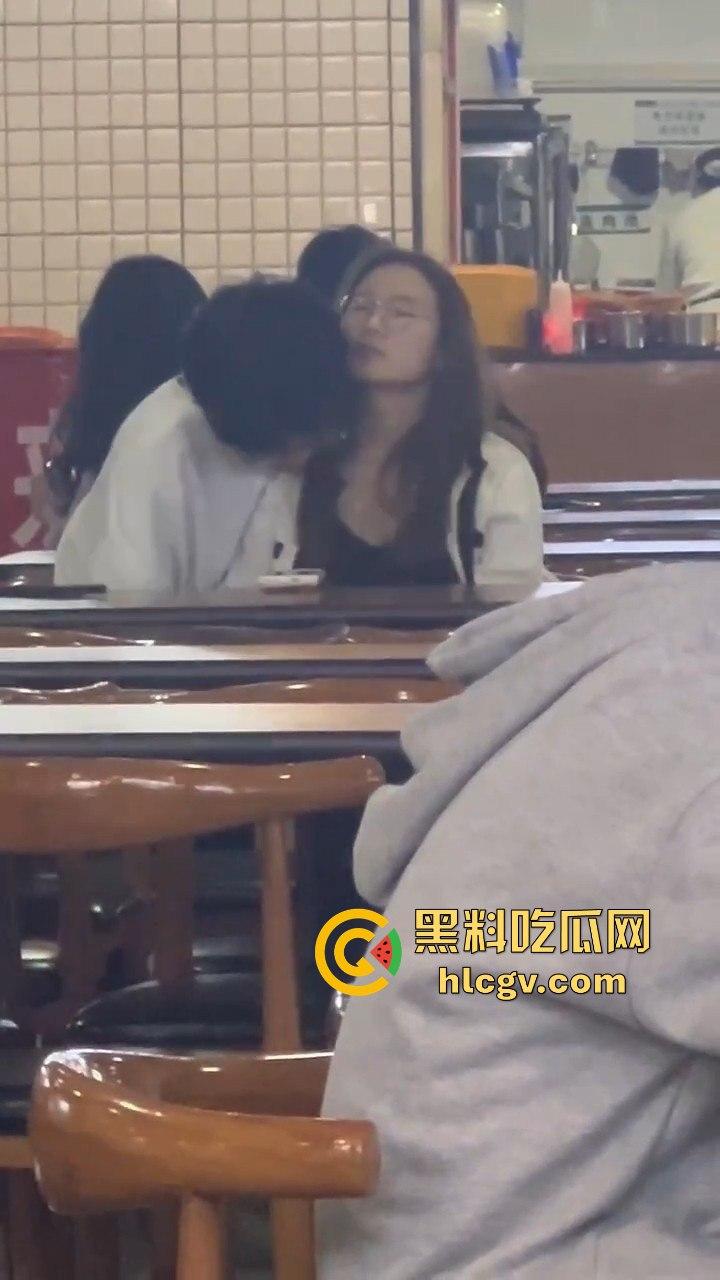 鸡公煲没来先抠逼!西安培华学院食堂大胆男女全程上演真人秀,吃瓜同学惊呆! 第10张 鸡公煲没来先抠逼!西安培华学院食堂大胆男女全程上演真人秀,吃瓜同学惊呆! 第10张