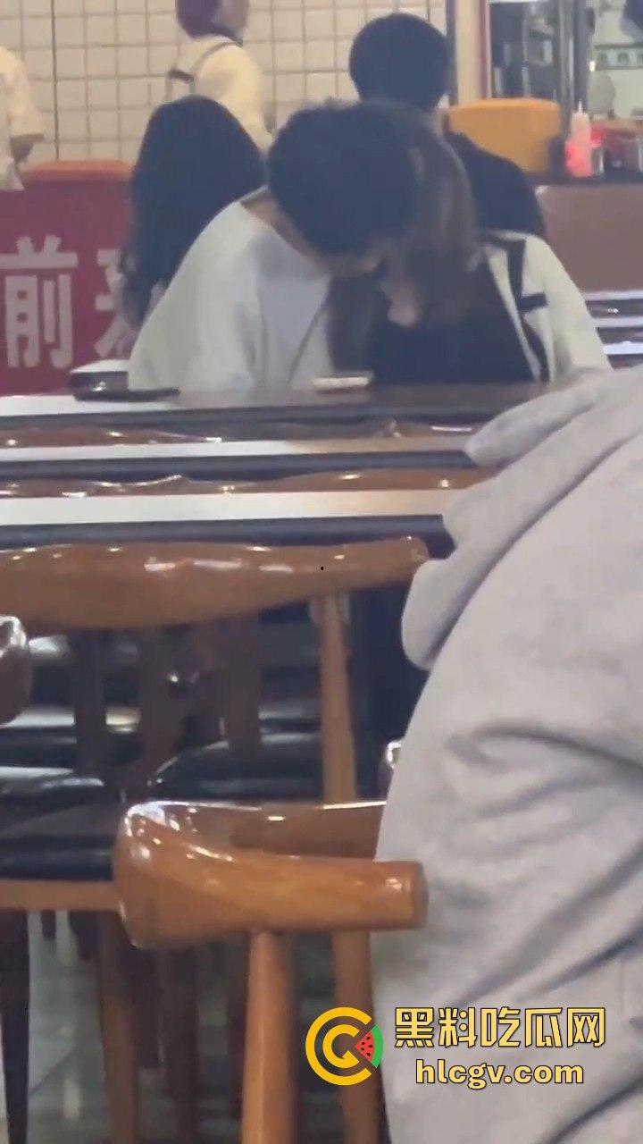 鸡公煲没来先抠逼!西安培华学院食堂大胆男女全程上演真人秀,吃瓜同学惊呆! 第11张 鸡公煲没来先抠逼!西安培华学院食堂大胆男女全程上演真人秀,吃瓜同学惊呆! 第11张