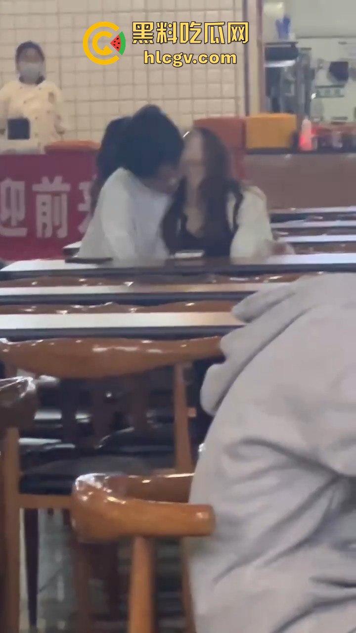 鸡公煲没来先抠逼!西安培华学院食堂大胆男女全程上演真人秀,吃瓜同学惊呆! 第12张 鸡公煲没来先抠逼!西安培华学院食堂大胆男女全程上演真人秀,吃瓜同学惊呆! 第12张