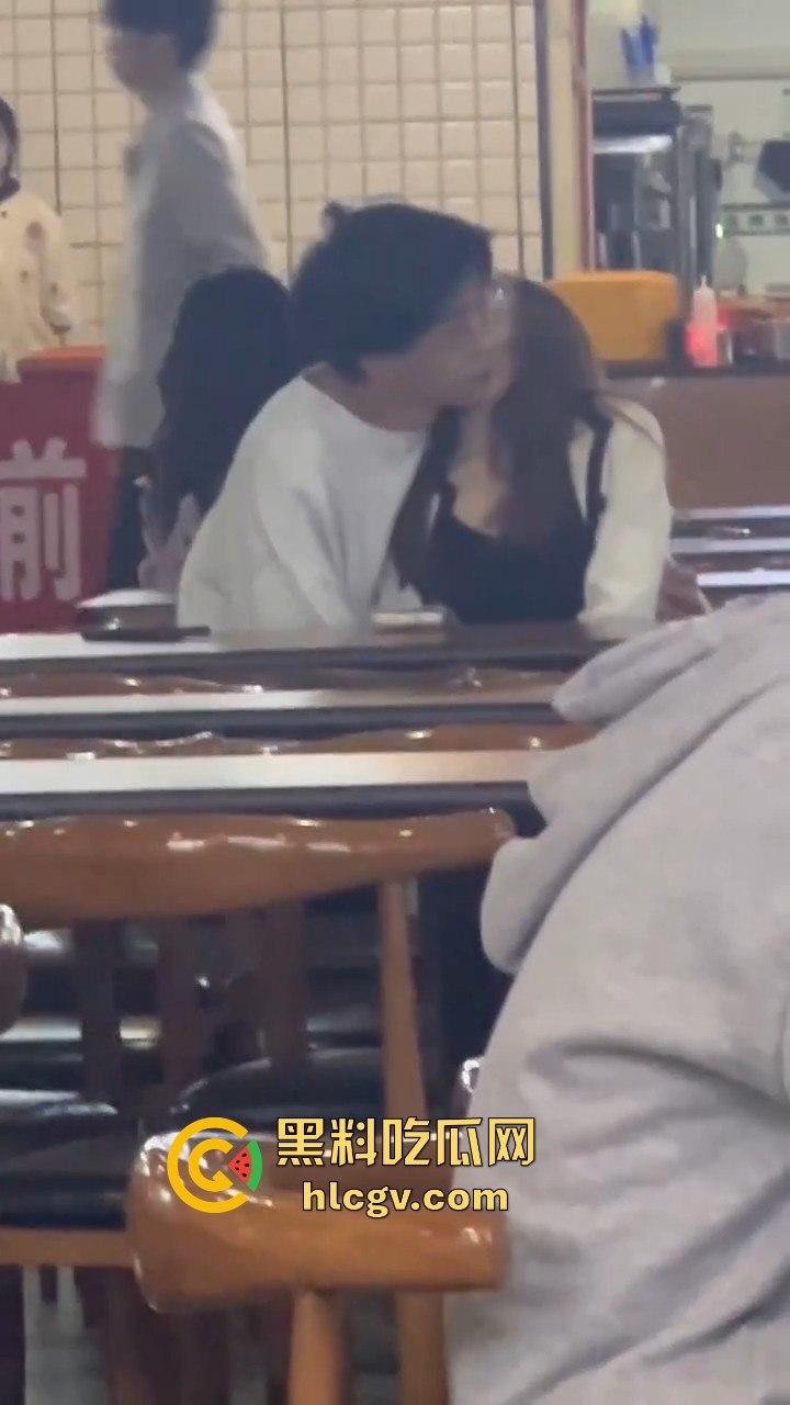 鸡公煲没来先抠逼!西安培华学院食堂大胆男女全程上演真人秀,吃瓜同学惊呆! 第13张 鸡公煲没来先抠逼!西安培华学院食堂大胆男女全程上演真人秀,吃瓜同学惊呆! 第13张