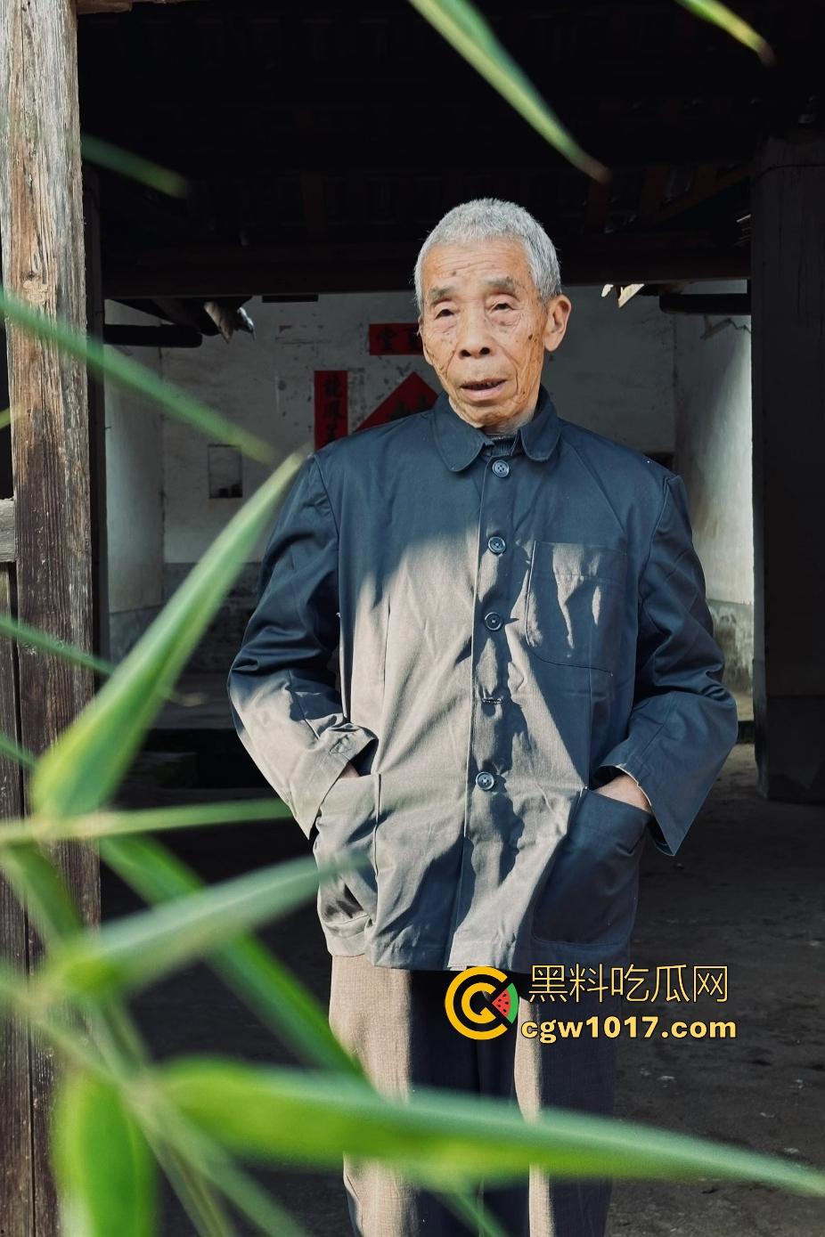 大爷手贱开狗笼被比特犬当场反咬!女主人抱不住狗,大妈大爷拿棍子打像挠痒,比特犬得配上香料才安抚大爷的心! 第1张 大爷手贱开狗笼被比特犬当场反咬!女主人抱不住狗,大妈大爷拿棍子打像挠痒,比特犬得配上香料才安抚大爷的心! 第1张