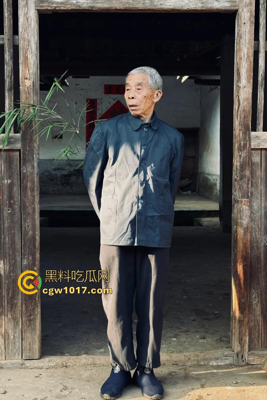 大爷手贱开狗笼被比特犬当场反咬!女主人抱不住狗,大妈大爷拿棍子打像挠痒,比特犬得配上香料才安抚大爷的心! 第2张 大爷手贱开狗笼被比特犬当场反咬!女主人抱不住狗,大妈大爷拿棍子打像挠痒,比特犬得配上香料才安抚大爷的心! 第2张