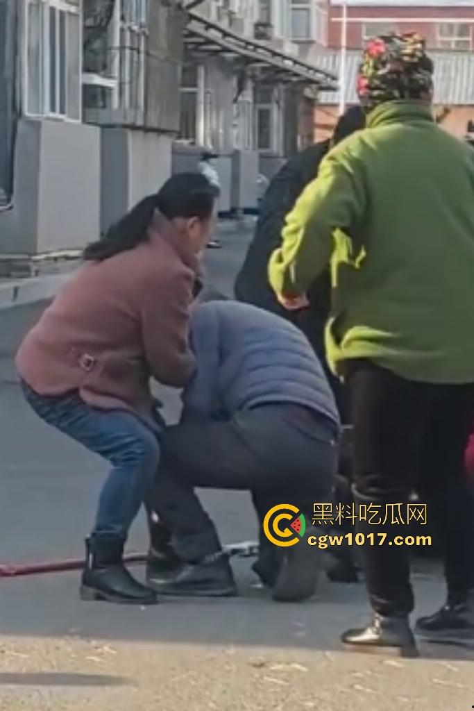 大爷手贱开狗笼被比特犬当场反咬!女主人抱不住狗,大妈大爷拿棍子打像挠痒,比特犬得配上香料才安抚大爷的心! 第10张 大爷手贱开狗笼被比特犬当场反咬!女主人抱不住狗,大妈大爷拿棍子打像挠痒,比特犬得配上香料才安抚大爷的心! 第10张