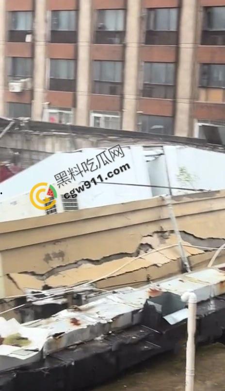 国庆悲剧!江苏东海名家厨房酒店屋顶崩裂,四人被埋碎石堆中血肉模糊,救援现场血腥惊魂! 第2张 国庆悲剧!江苏东海名家厨房酒店屋顶崩裂,四人被埋碎石堆中血肉模糊,救援现场血腥惊魂! 第2张