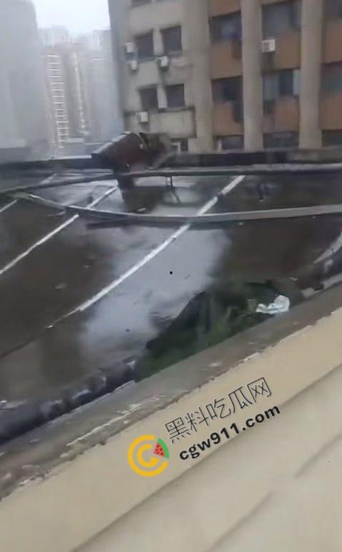 国庆悲剧!江苏东海名家厨房酒店屋顶崩裂,四人被埋碎石堆中血肉模糊,救援现场血腥惊魂! 第3张 国庆悲剧!江苏东海名家厨房酒店屋顶崩裂,四人被埋碎石堆中血肉模糊,救援现场血腥惊魂! 第3张