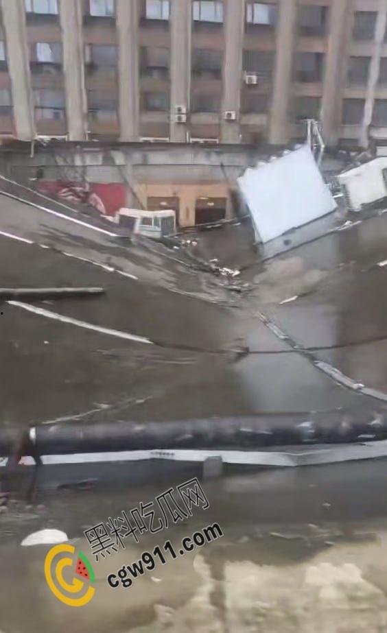 国庆悲剧!江苏东海名家厨房酒店屋顶崩裂,四人被埋碎石堆中血肉模糊,救援现场血腥惊魂! 第4张 国庆悲剧!江苏东海名家厨房酒店屋顶崩裂,四人被埋碎石堆中血肉模糊,救援现场血腥惊魂! 第4张