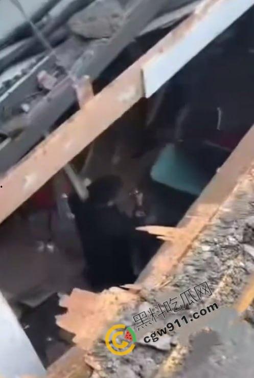 国庆悲剧!江苏东海名家厨房酒店屋顶崩裂,四人被埋碎石堆中血肉模糊,救援现场血腥惊魂! 第5张 国庆悲剧!江苏东海名家厨房酒店屋顶崩裂,四人被埋碎石堆中血肉模糊,救援现场血腥惊魂! 第5张