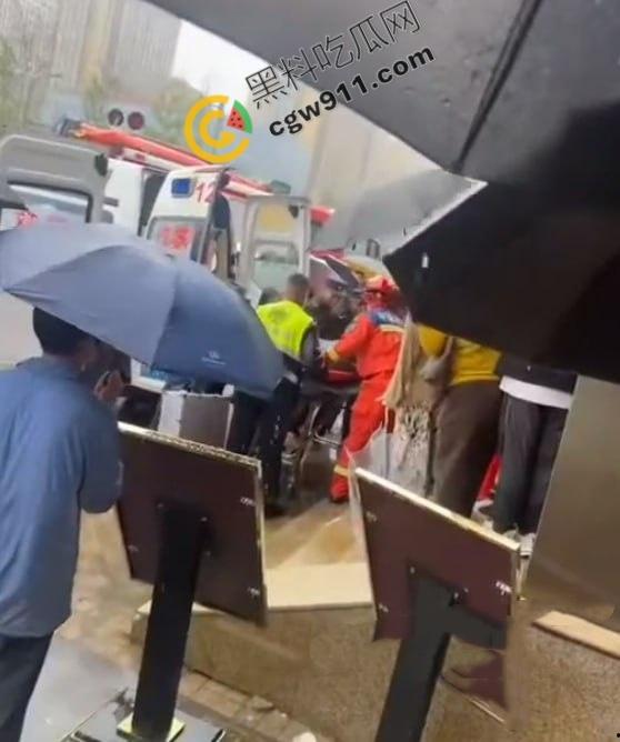 国庆悲剧!江苏东海名家厨房酒店屋顶崩裂,四人被埋碎石堆中血肉模糊,救援现场血腥惊魂! 第6张 国庆悲剧!江苏东海名家厨房酒店屋顶崩裂,四人被埋碎石堆中血肉模糊,救援现场血腥惊魂! 第6张