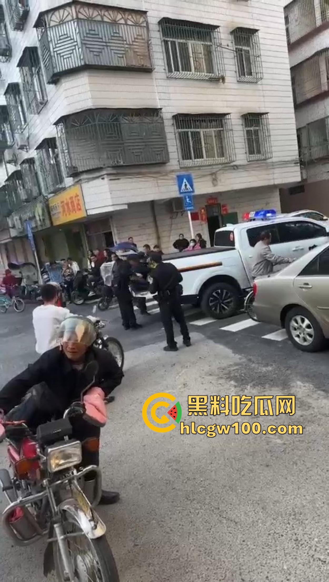 揭阳揭西持刀男子街头闹事,被警察堵墙角带走,快过年了非要进去蹭皇粮! 第1张 揭阳揭西持刀男子街头闹事,被警察堵墙角带走,快过年了非要进去蹭皇粮! 第1张