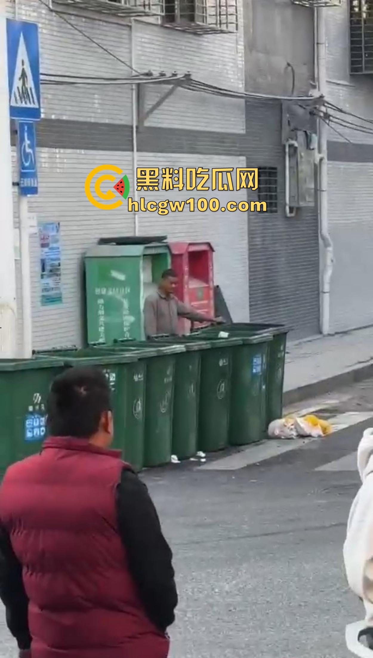 揭阳揭西持刀男子街头闹事,被警察堵墙角带走,快过年了非要进去蹭皇粮! 第2张 揭阳揭西持刀男子街头闹事,被警察堵墙角带走,快过年了非要进去蹭皇粮! 第2张