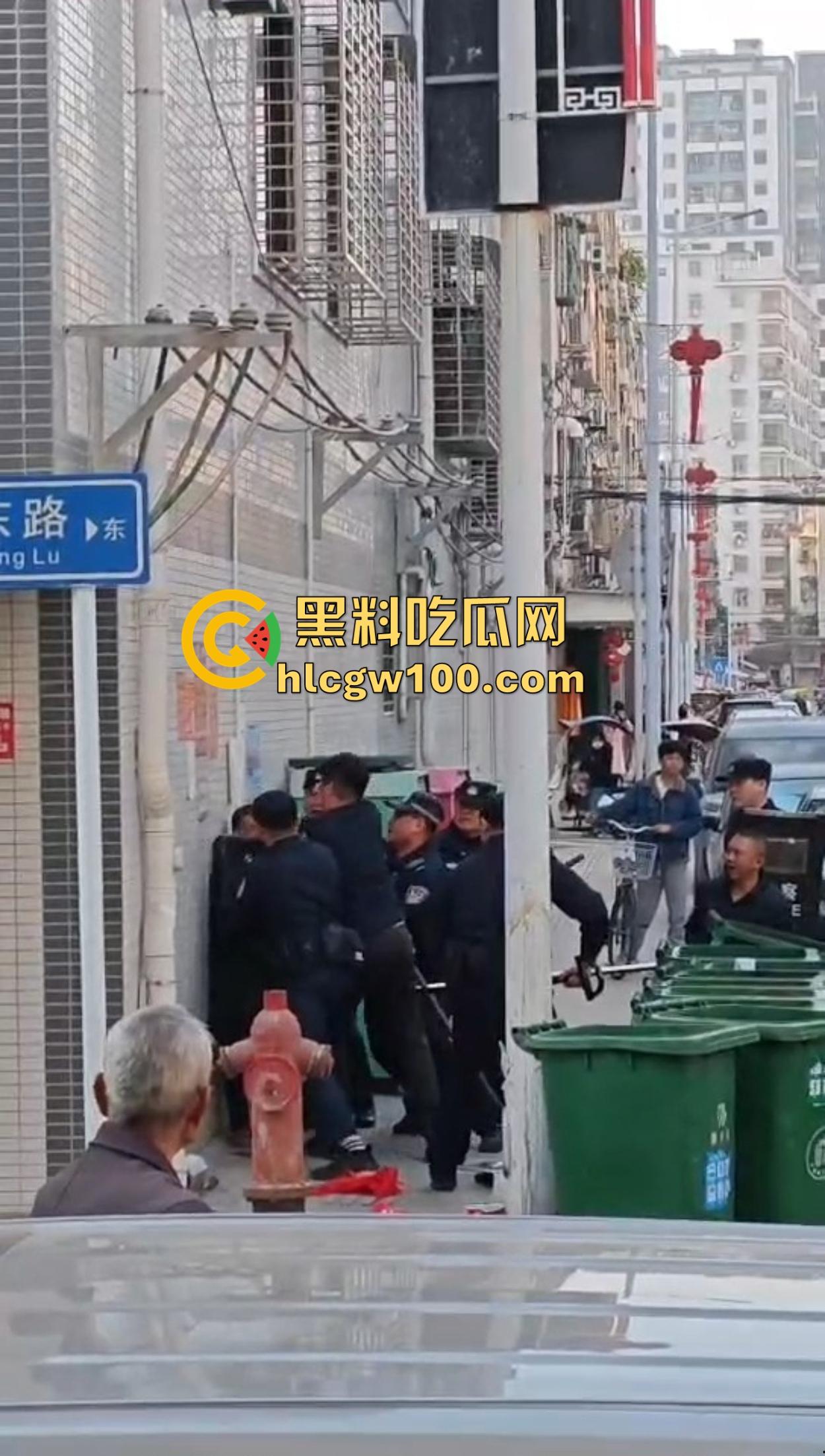 揭阳揭西持刀男子街头闹事,被警察堵墙角带走,快过年了非要进去蹭皇粮! 第3张 揭阳揭西持刀男子街头闹事,被警察堵墙角带走,快过年了非要进去蹭皇粮! 第3张