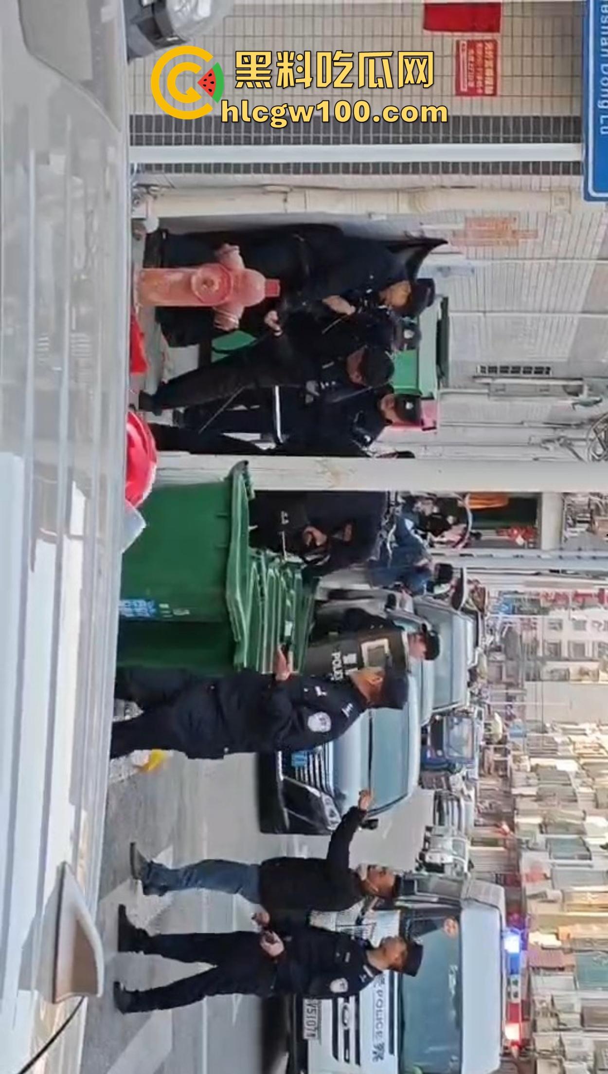 揭阳揭西持刀男子街头闹事,被警察堵墙角带走,快过年了非要进去蹭皇粮! 第4张 揭阳揭西持刀男子街头闹事,被警察堵墙角带走,快过年了非要进去蹭皇粮! 第4张