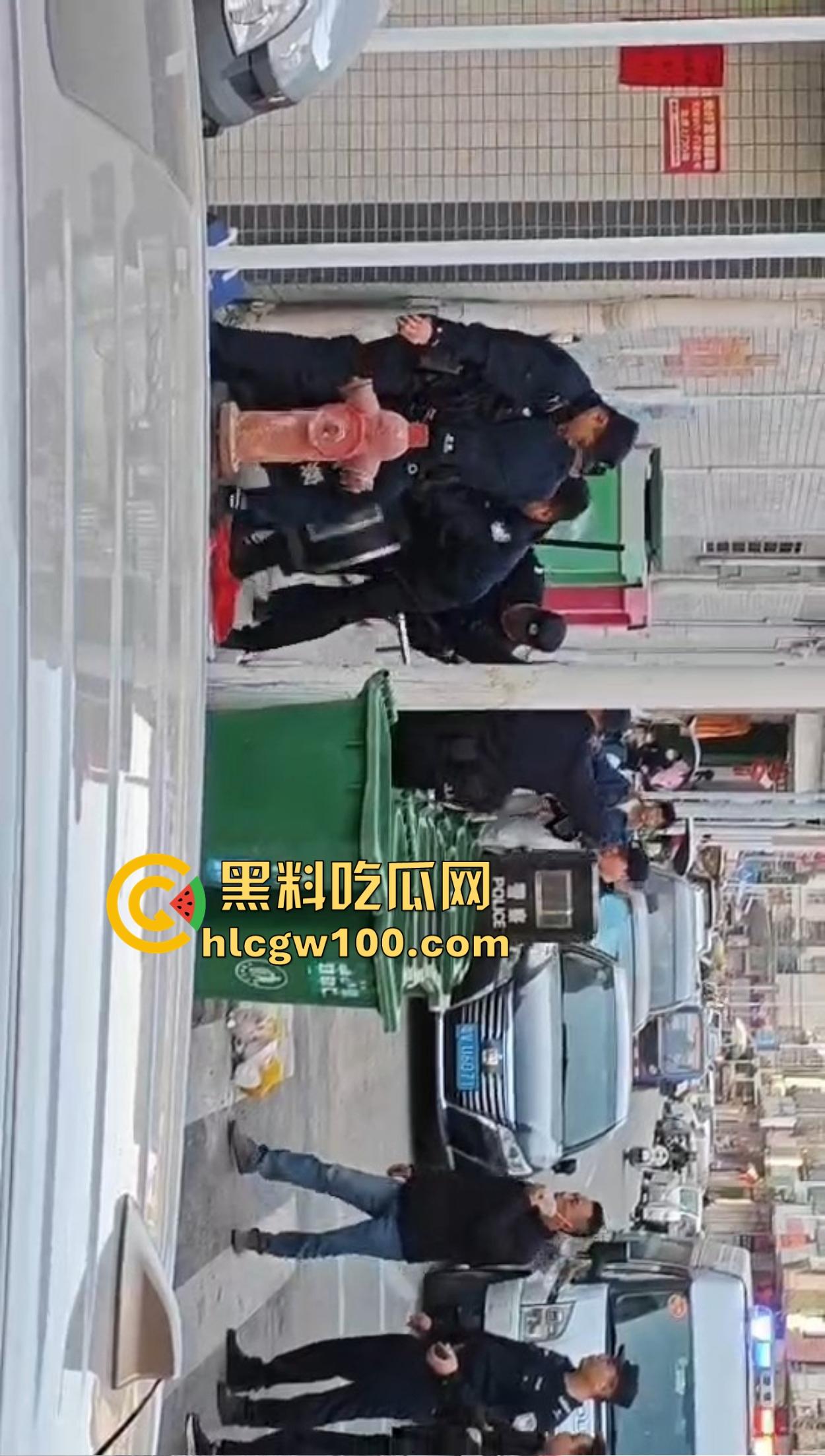 揭阳揭西持刀男子街头闹事,被警察堵墙角带走,快过年了非要进去蹭皇粮! 第5张 揭阳揭西持刀男子街头闹事,被警察堵墙角带走,快过年了非要进去蹭皇粮! 第5张