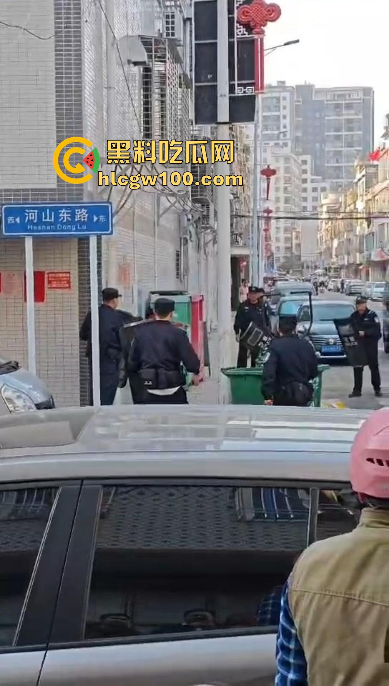 揭阳揭西持刀男子街头闹事,被警察堵墙角带走,快过年了非要进去蹭皇粮! 第6张 揭阳揭西持刀男子街头闹事,被警察堵墙角带走,快过年了非要进去蹭皇粮! 第6张