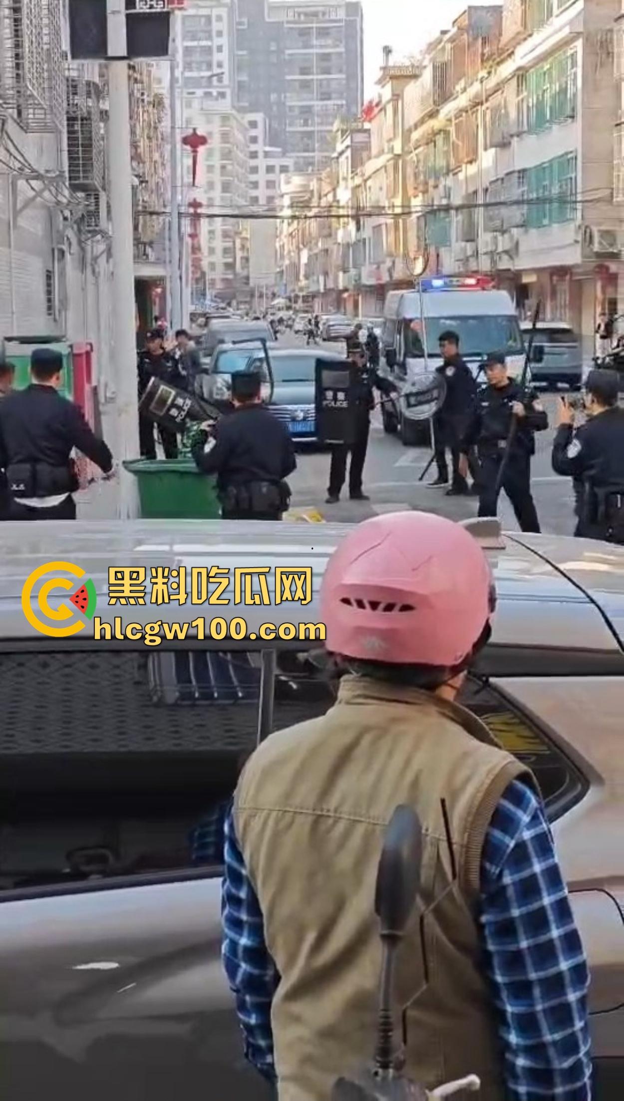 揭阳揭西持刀男子街头闹事,被警察堵墙角带走,快过年了非要进去蹭皇粮! 第7张 揭阳揭西持刀男子街头闹事,被警察堵墙角带走,快过年了非要进去蹭皇粮! 第7张