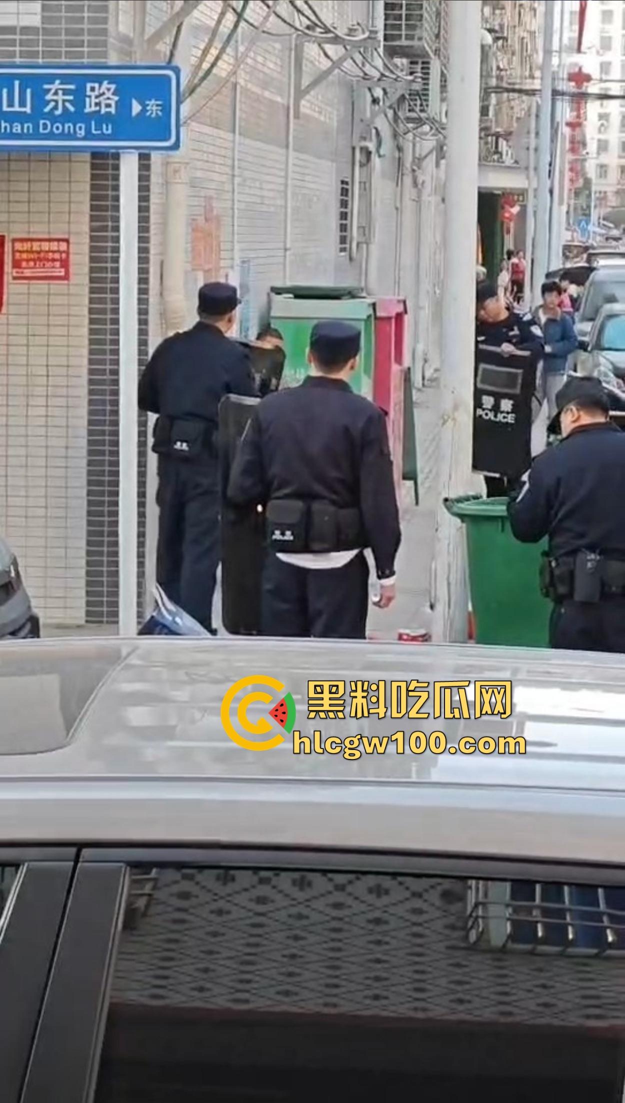 揭阳揭西持刀男子街头闹事,被警察堵墙角带走,快过年了非要进去蹭皇粮! 第8张 揭阳揭西持刀男子街头闹事,被警察堵墙角带走,快过年了非要进去蹭皇粮! 第8张