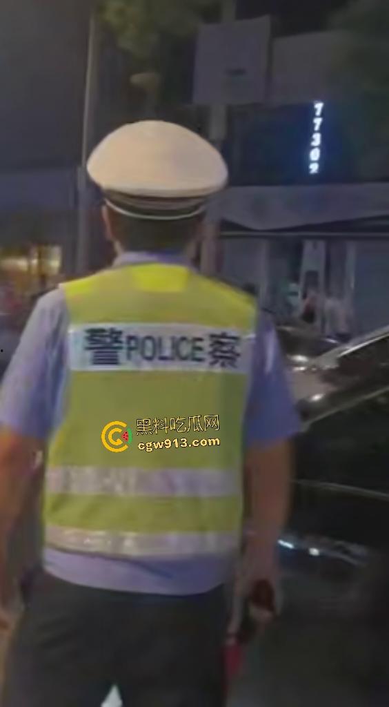 9月3日凌晨岳阳天伦国际,酒驾司机直接撞车逃逸,交警棍敲玻璃都没用,观众连忙说牛逼牛逼! 第1张 9月3日凌晨岳阳天伦国际,酒驾司机直接撞车逃逸,交警棍敲玻璃都没用,观众连忙说牛逼牛逼! 第1张