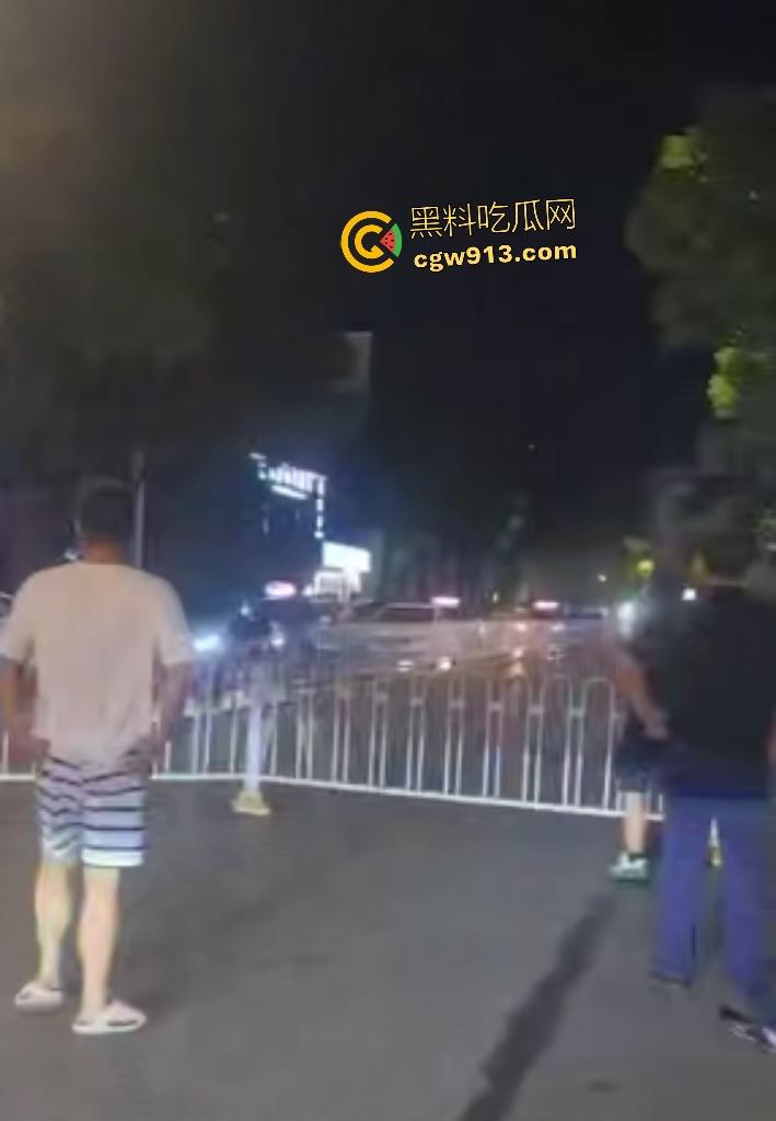 9月3日凌晨岳阳天伦国际,酒驾司机直接撞车逃逸,交警棍敲玻璃都没用,观众连忙说牛逼牛逼! 第2张 9月3日凌晨岳阳天伦国际,酒驾司机直接撞车逃逸,交警棍敲玻璃都没用,观众连忙说牛逼牛逼! 第2张