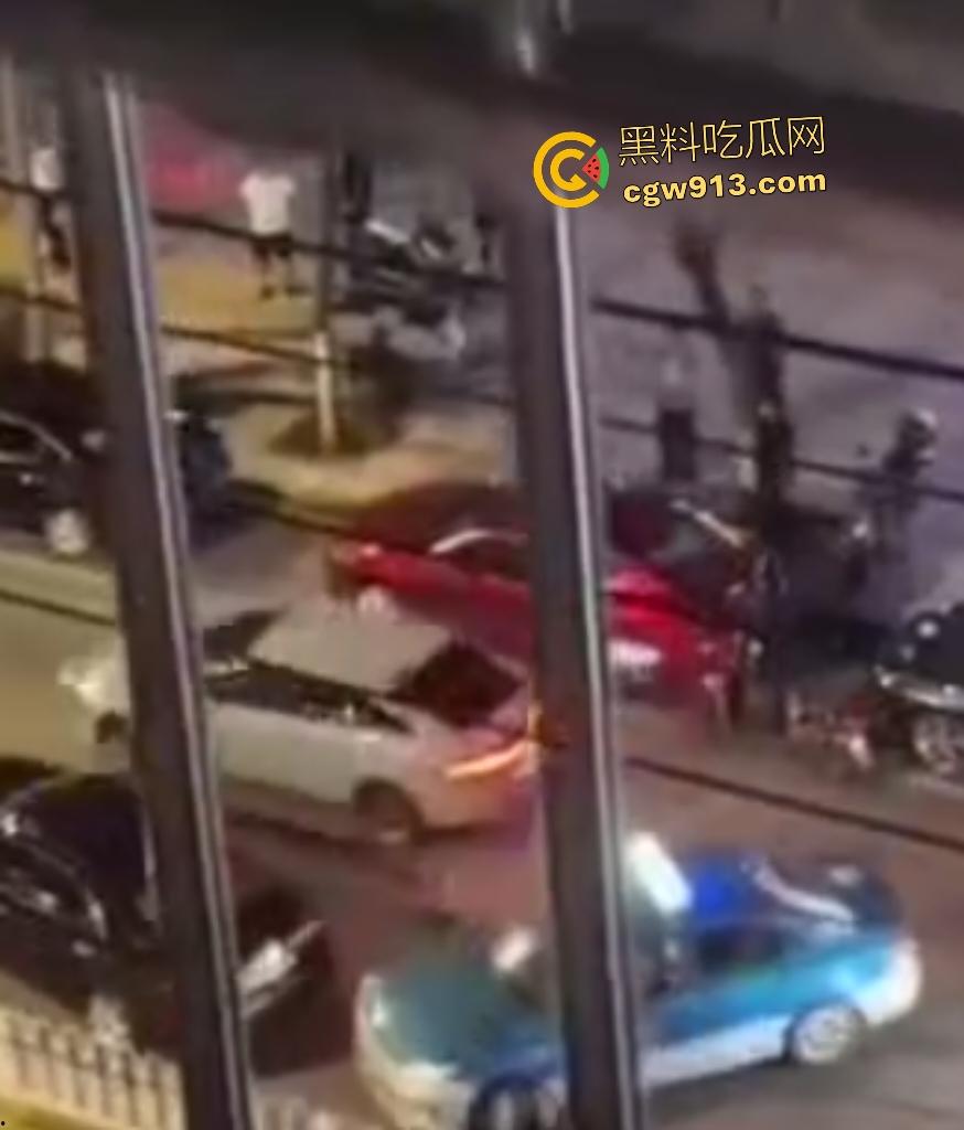 9月3日凌晨岳阳天伦国际,酒驾司机直接撞车逃逸,交警棍敲玻璃都没用,观众连忙说牛逼牛逼! 第3张 9月3日凌晨岳阳天伦国际,酒驾司机直接撞车逃逸,交警棍敲玻璃都没用,观众连忙说牛逼牛逼! 第3张