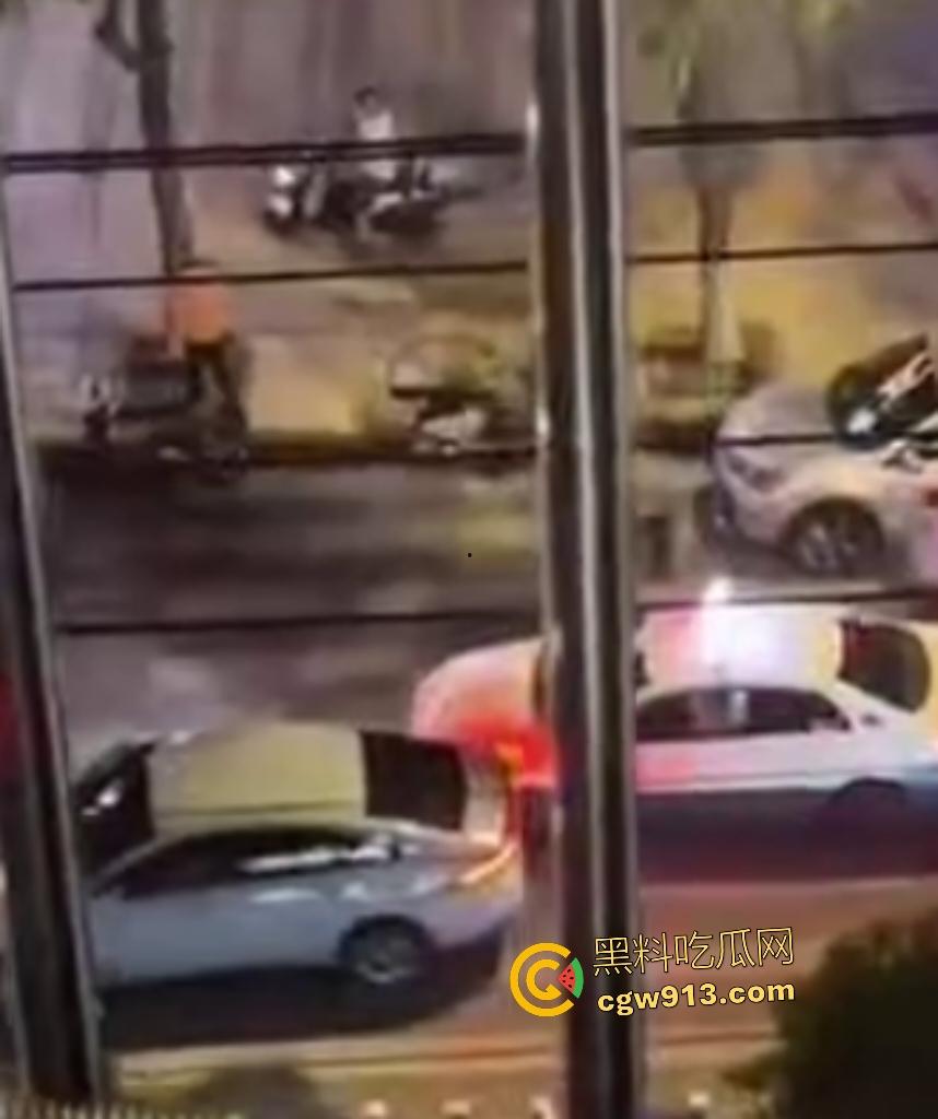 9月3日凌晨岳阳天伦国际,酒驾司机直接撞车逃逸,交警棍敲玻璃都没用,观众连忙说牛逼牛逼! 第4张 9月3日凌晨岳阳天伦国际,酒驾司机直接撞车逃逸,交警棍敲玻璃都没用,观众连忙说牛逼牛逼! 第4张