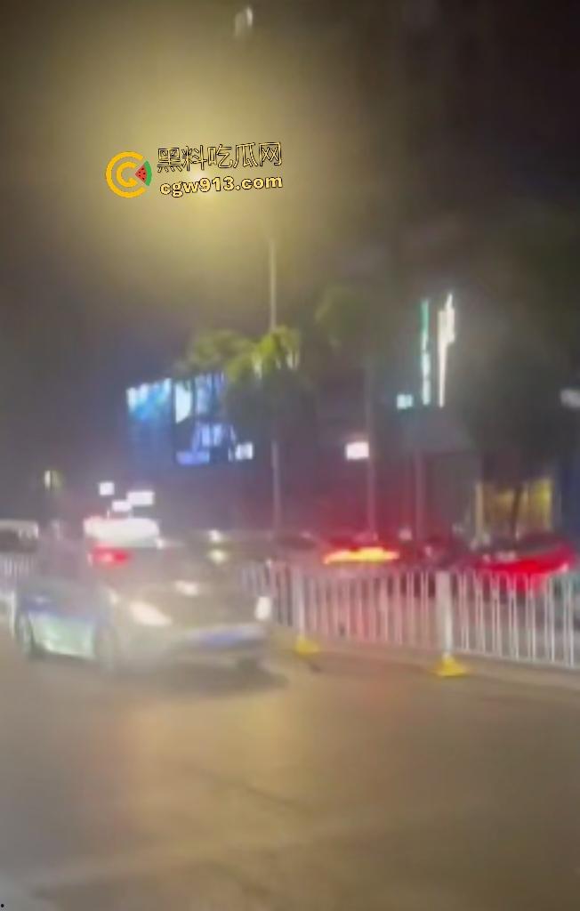 9月3日凌晨岳阳天伦国际,酒驾司机直接撞车逃逸,交警棍敲玻璃都没用,观众连忙说牛逼牛逼! 第5张 9月3日凌晨岳阳天伦国际,酒驾司机直接撞车逃逸,交警棍敲玻璃都没用,观众连忙说牛逼牛逼! 第5张